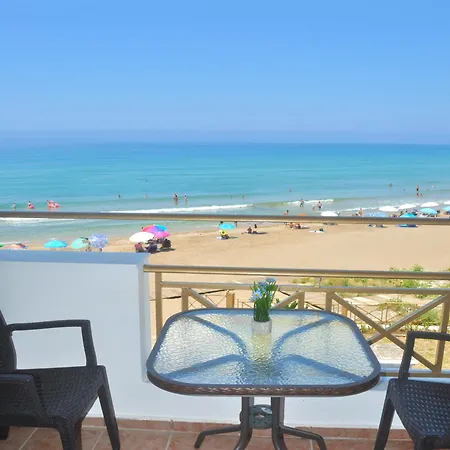 Beachfront 2-bed Luxury - Agios Gordios Corfu Greece آغيوس غوذيوس